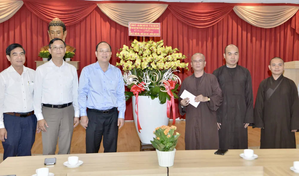 Đoàn lãnh đạo TPHCM đến thăm Báo Giác Ngộ. Ảnh: CAO THĂNG