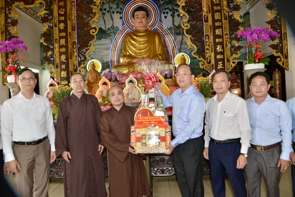 Phó Bí thư Thành ủy TPHCM Nguyễn Hồ Hải thăm và thắp hương cố Hòa thượng Thích Viên Giác tại chùa Giác Huệ (quận 7). Ảnh: CAO THĂNG