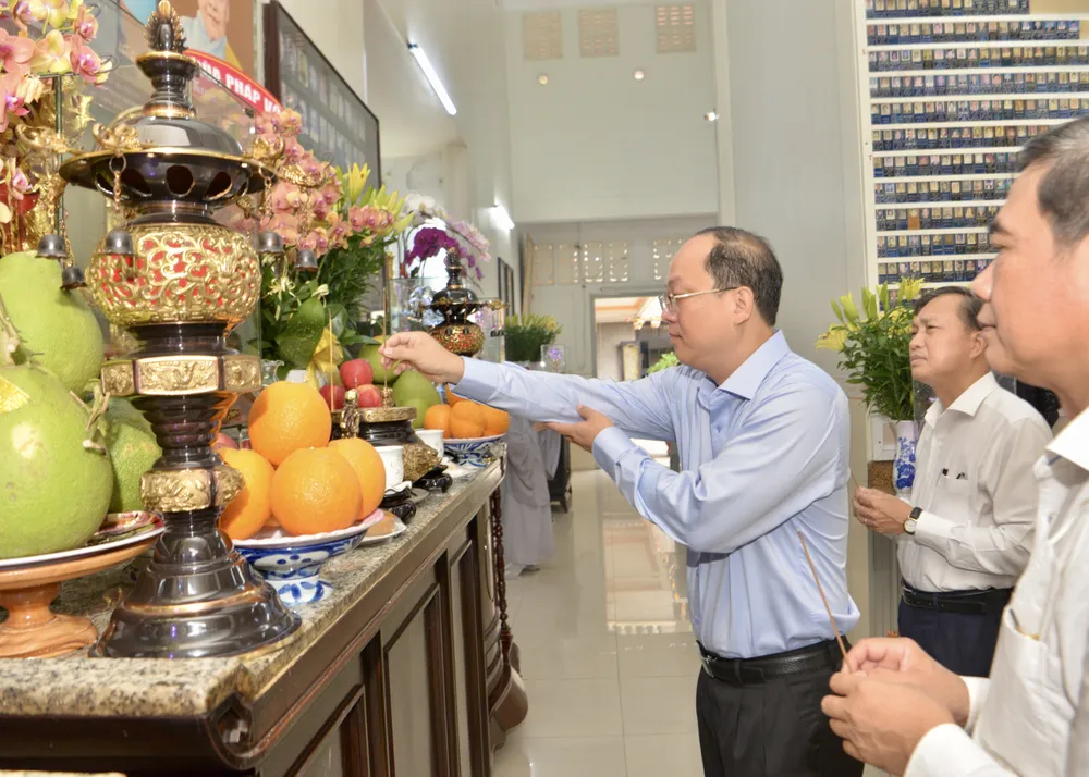 Phó Bí thư Thành ủy TPHCM Nguyễn Hồ Hải thắp hương cố Ni trưởng Thích nữ Như Châu tại chùa Huê Lâm (quận 11). Ảnh: CAO THĂNG