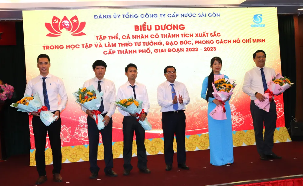 Bí thư Đảng ủy, Chủ tịch Hội đồng thành viên SAWACO Dương Hồng Nhân biểu dương các tập thể, cá nhân