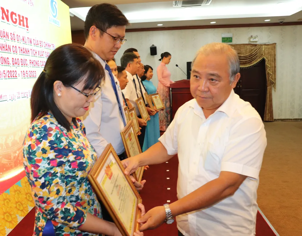 Phó Trưởng Ban Tổ chức Thành ủy TPHCM Võ Văn Tân chúc mừng các tập thể có thành tích xuất sắc trong học và làm theo Bác