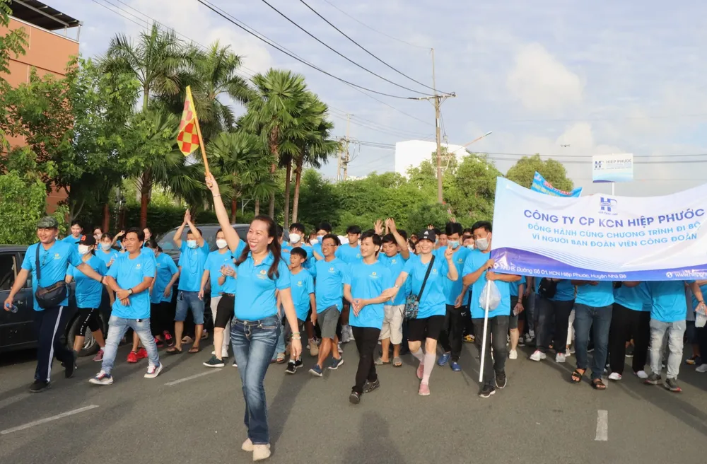 Cán bộ công đoàn, công nhân tham gia đi bộ tại KCX Tân Thuận, ngày 11-6 Cán bộ công đoàn, công nhân tham gia đi bộ tại KCX Tân Thuận, ngày 11-6
