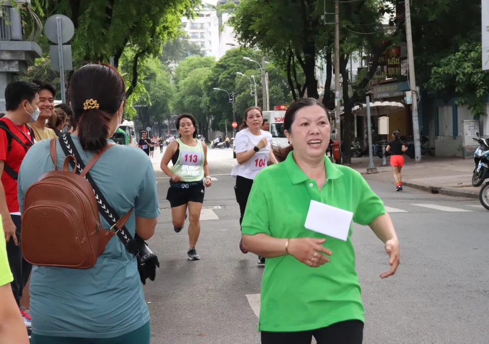 Người lao động tại quận 1 tham gia giải chạy sáng 11-6 Người lao động tại quận 1 tham gia giải chạy sáng 11-6