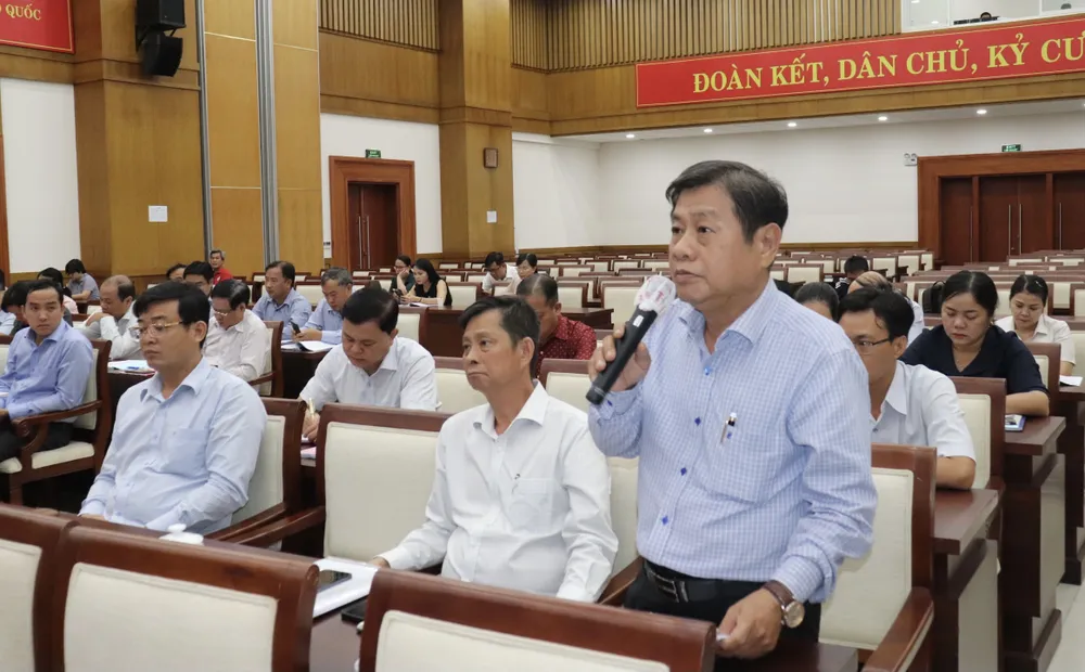 Các đại biểu trao đổi tại hội nghị