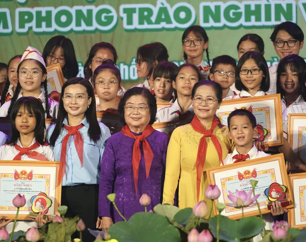 Đồng chí Trương Mỹ Hoa, đồng chí Nguyễn Thị Lệ trao bằng khen đến các gương thiếu nhi tiêu biểu. Ảnh: HOÀNG HÙNG