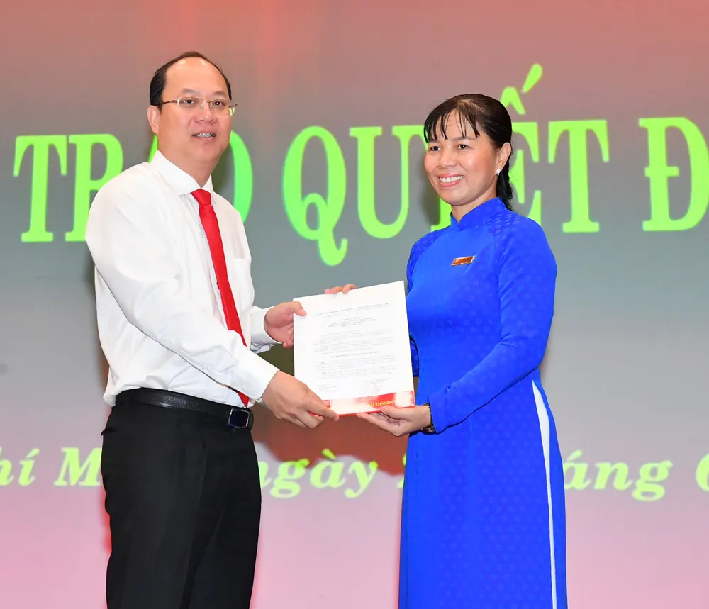 Đồng chí Nguyễn Hồ Hải trao quyết định đến đồng chí Lê Thị Luyến. Ảnh: VIỆT DŨNG