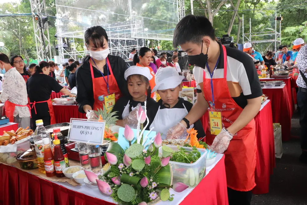 Các gia đình tham gia hội thi nấu ăn