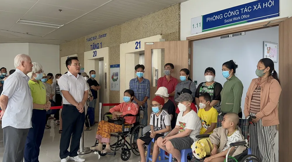 Hội Bảo trợ bệnh nhân nghèo TPHCM thăm, hỗ trợ chi phí điều trị cho trẻ mắc ung thư