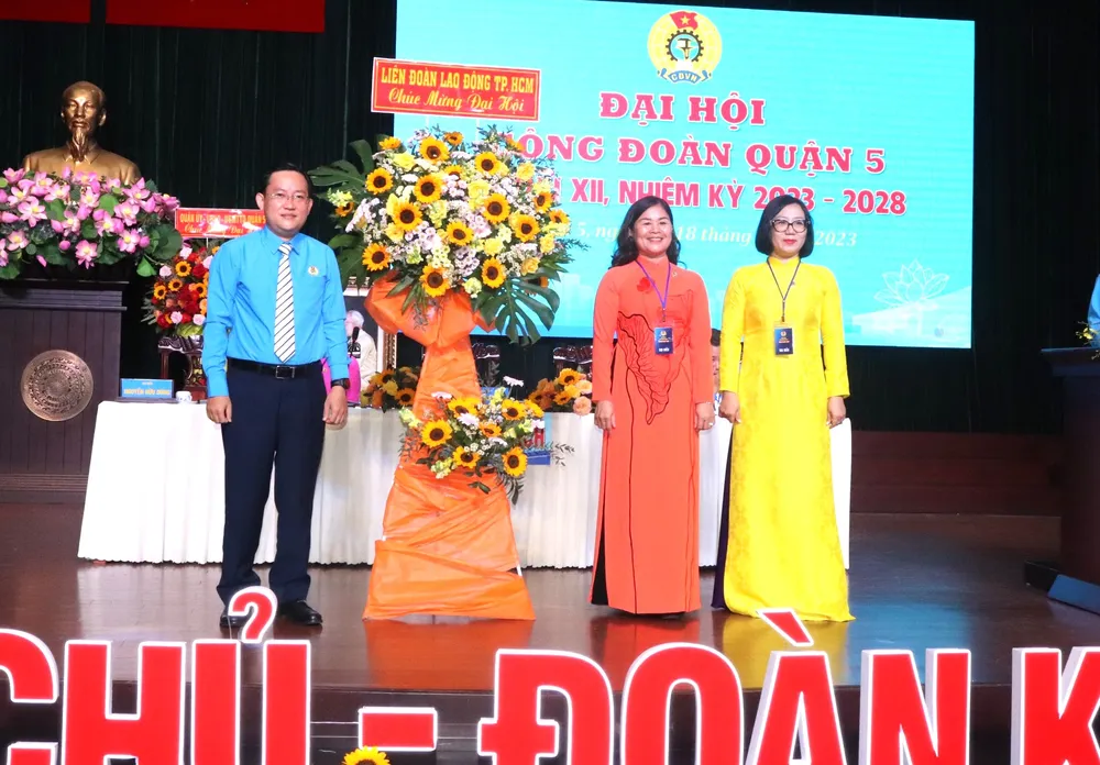 Lãnh đạo LĐLĐ TPHCM tặng hoa chúc mừng đại hội
