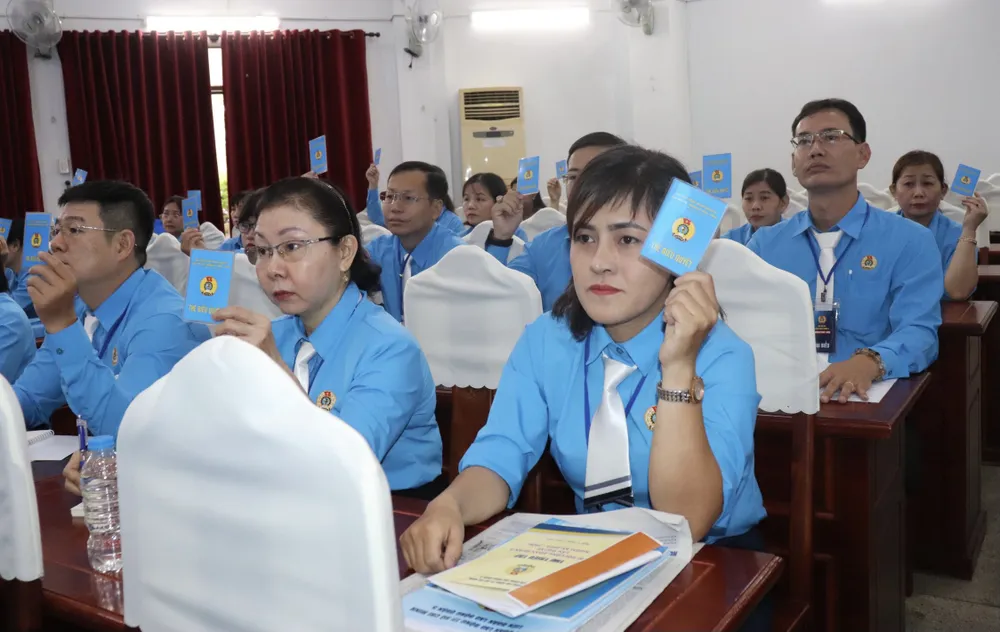 Các đại biểu biểu quyết thông qua các chỉ tiêu tại đại hội