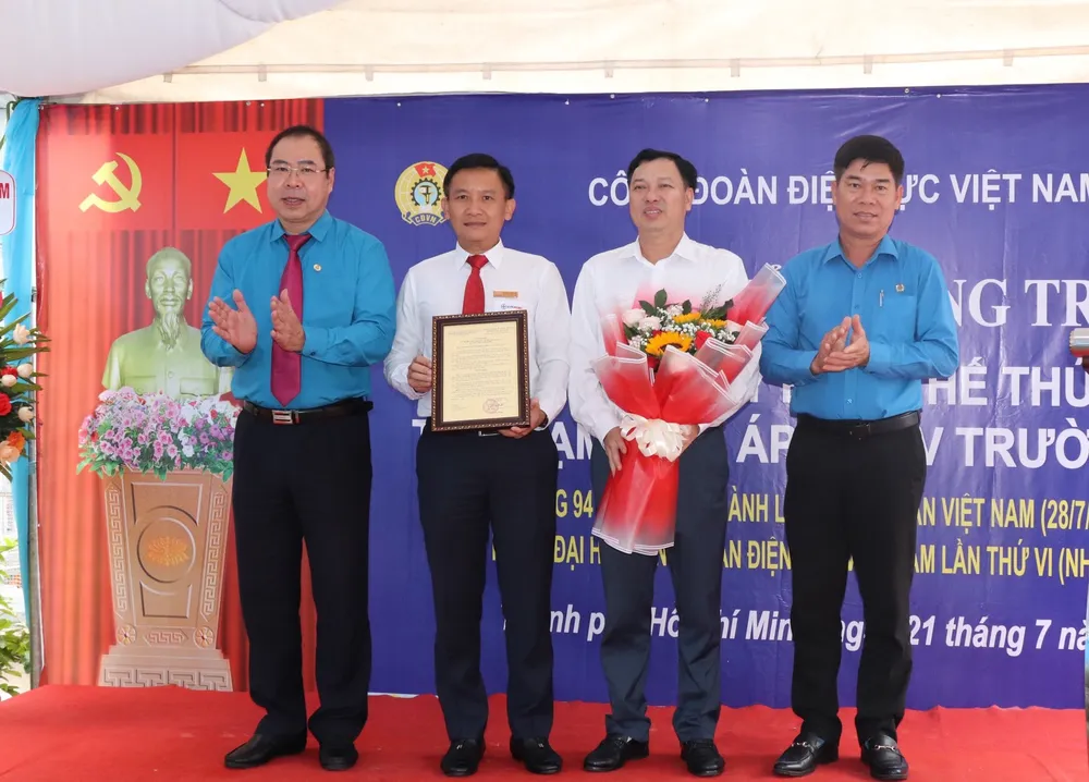 Chủ tịch Công đoàn Điện lực Việt Nam Đỗ Đức Hùng và Phó Chủ tịch Liên đoàn Lao động TPHCM Phạm Chí Tâm trao công nhận gắn biển công trình ngày 21-7