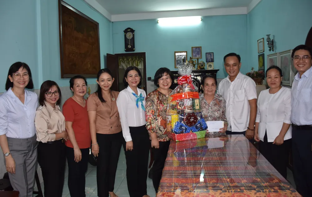 Đoàn đến thăm thương binh ¾ Nguyễn Thị Nguyệt tại phường 10 Đoàn đến thăm thương binh ¾ Nguyễn Thị Nguyệt tại phường 10