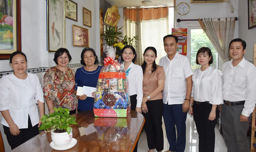 Đoàn cũng đến thăm bà Đoàn Thị Kim Cúc, người hoạt động kháng chiến bị địch bắt tù đày, thương binh 2/4 Đoàn cũng đến thăm bà Đoàn Thị Kim Cúc, người hoạt động kháng chiến bị địch bắt tù đày, thương binh 2/4