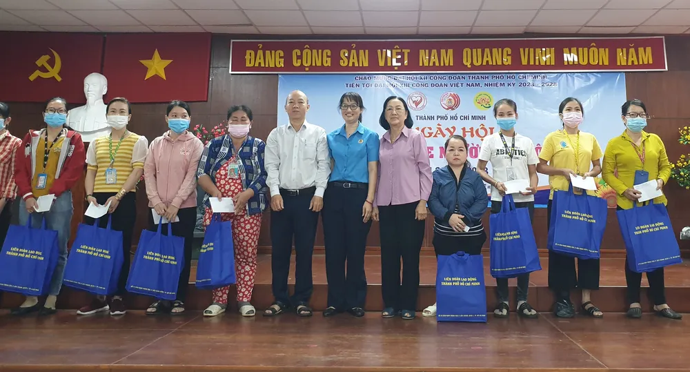 Trao quà chăm lo đến nữ công nhân khó khăn tham gia ngày hội