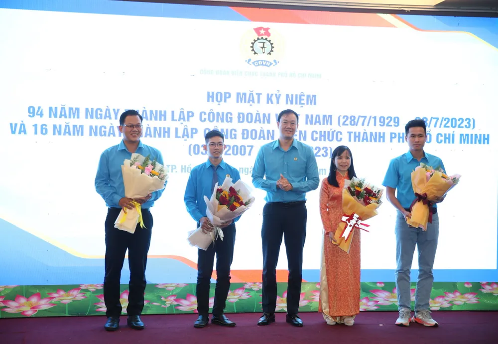 Chủ tịch Công đoàn Viên chức TPHCM Lương Tuấn Anh trao hoa chúc mừng các cá nhân được để cử Giải thưởng Tôn Đức Thắng năm 2023