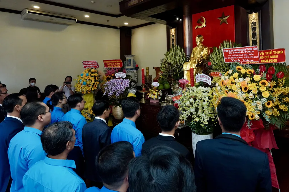 Đoàn cán bộ công đoàn, công nhân lao động tiêu biểu dâng hương Chủ tịch Hồ Chí Minh. Ảnh: HOÀNG HÙNG