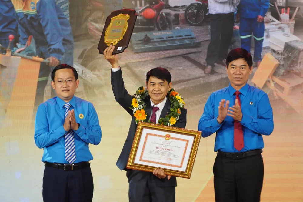 Lãnh đạo LĐLĐ TPHCM chúc mừng cá nhân tiêu biểu đoạt Giải thưởng Tôn Đức Thắng lần thứ 23. Ảnh HOÀNG HÙNG