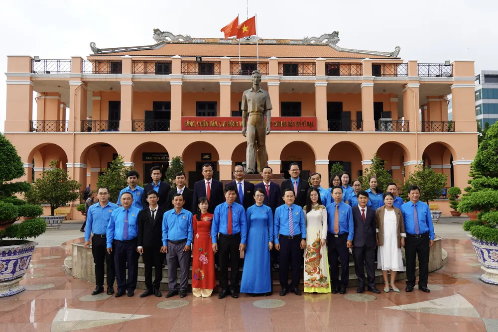 11 kỹ sư, công nhân tiêu biểu đoạt Giải thưởng Tôn Đức Thắng lần thứ 23 báo công lên Bác tại Bến Nhà Rồng. Ảnh: HOÀNG HÙNG