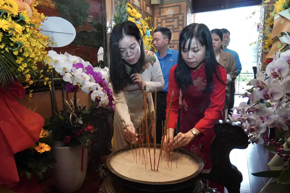 Các cá nhân tiêu biểu đoạt Giải thưởng Tôn Đức Thắng năm 2023 dâng hương báo công lên Chủ tịch Tôn Đức Thắng. Ảnh: HOÀNG HÙNG