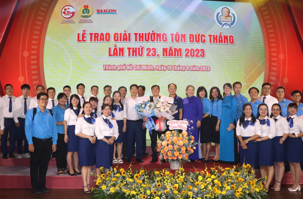 Chủ tịch LĐLĐ TPHCM Trần Thị Diệu Thúy và đồng nghiệp chúc mừng ông Nguyễn Trọng Nhân, Công ty CP Cấp nước Phú Hòa Tân