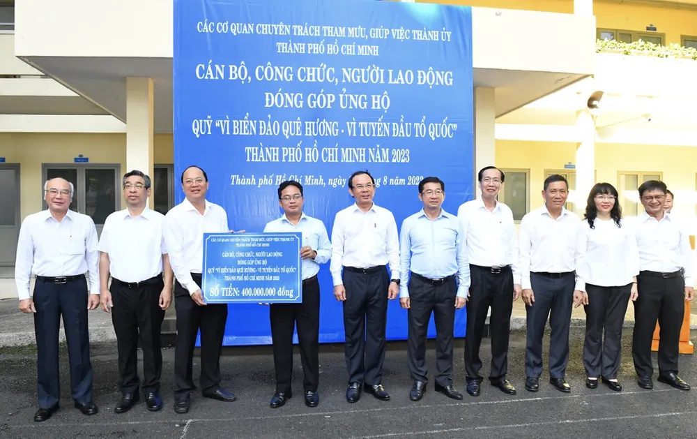 Bí thư Thành ủy TPHCM Nguyễn Văn Nên cùng các đồng chí trong Thường trực Thành ủy, Ban Thường vụ Thành ủy TPHCM tại lễ phát động đóng góp ủng hộ Quỹ “Vì biển đảo quê hương - Vì tuyến đầu Tổ quốc”. Ảnh: VIỆT DŨNG