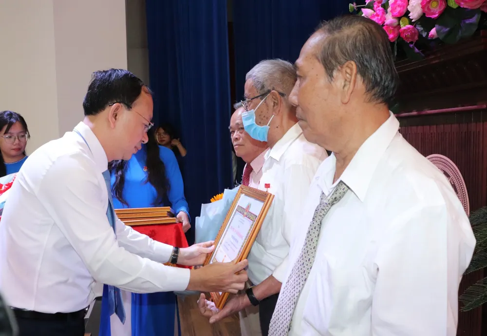 Bí thư Quận ủy quận 4 Nguyễn Quốc Thái trao Huy hiệu 55 năm tuổi Đảng đến các đảng viên Bí thư Quận ủy quận 4 Nguyễn Quốc Thái trao Huy hiệu 55 năm tuổi Đảng đến các đảng viên