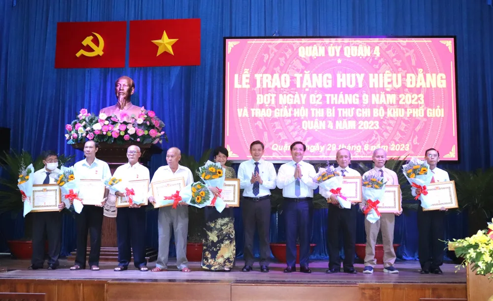 Lãnh đạo quận 4 chúc mừng các đảng viên nhận Huy hiệu 50 và 45 năm tuổi Đảng Lãnh đạo quận 4 chúc mừng các đảng viên nhận Huy hiệu 50 và 45 năm tuổi Đảng