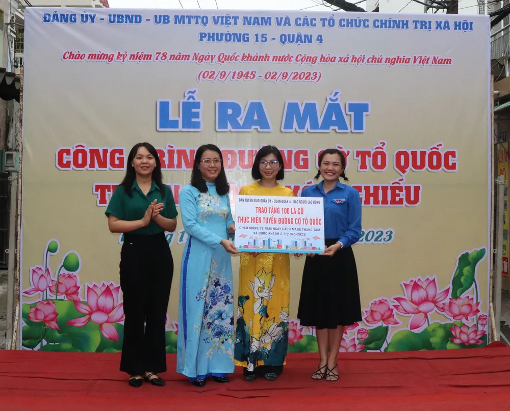 Trao bảng tặng 100 lá cờ Tổ quốc để thực hiện tuyến "Đường cờ Tổ quốc" tại phường 15 Trao bảng tặng 100 lá cờ Tổ quốc để thực hiện tuyến "Đường cờ Tổ quốc" tại phường 15