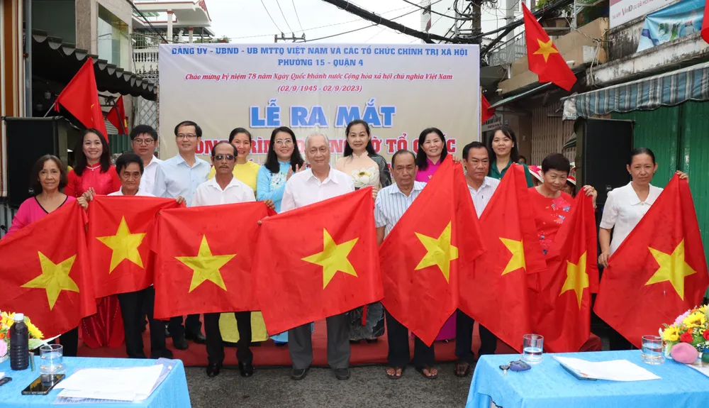 Tặng cờ Tổ quốc đến người dân tại phường 15, quận 4 Tặng cờ Tổ quốc đến người dân tại phường 15, quận 4