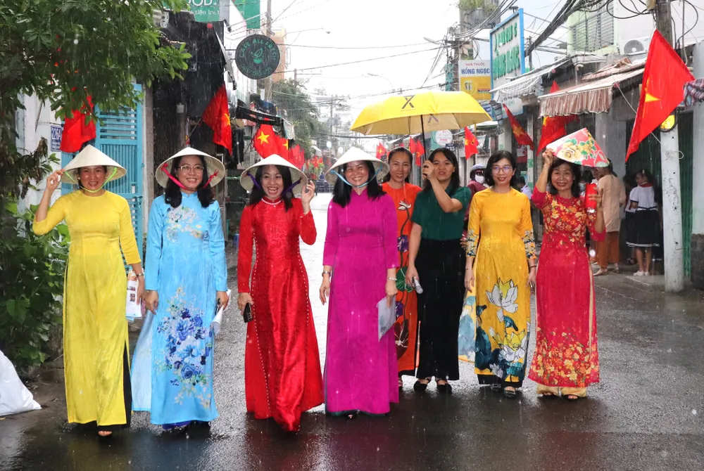 Các đại biểu và người dân vui mừng đi trên tuyến đường Xóm Chiếu rực rỡ cờ Tổ quốc Các đại biểu và người dân vui mừng đi trên tuyến đường Xóm Chiếu rực rỡ cờ Tổ quốc