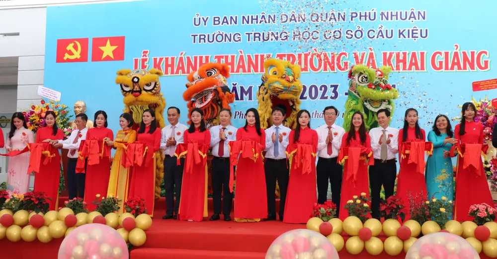 Đồng chí Dương Anh Đức và lãnh đạo quận Phú Nhuận cắt băng khánh thành Trường THCS Cầu Kiệu Đồng chí Dương Anh Đức và lãnh đạo quận Phú Nhuận cắt băng khánh thành Trường THCS Cầu Kiệu