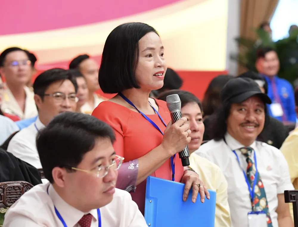 Bà Bùi Thị Thúy Bắc bồi hồi nhớ lại kỷ niệm những ngày hè tình nguyện. Ảnh VIỆT DŨNG