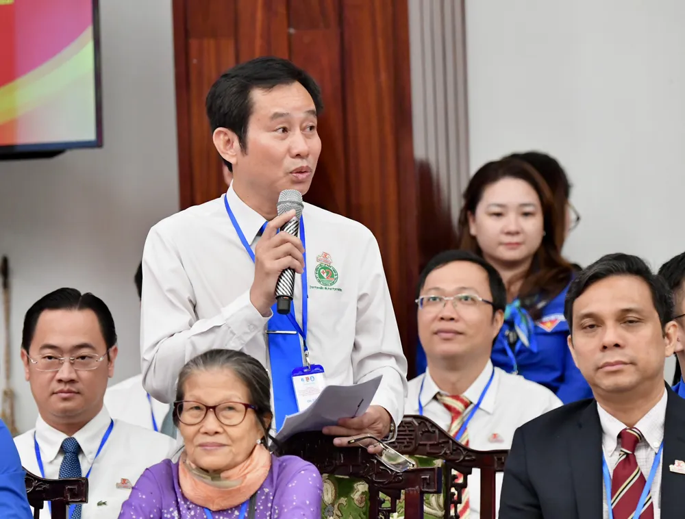 Bác sĩ Trần Văn Khanh nhớ lại những ngày hè tình nguyện năm nào. Ảnh: VIỆT DŨNG