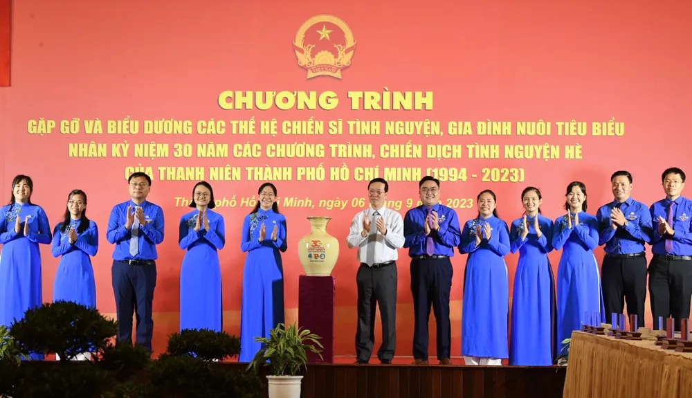 Chủ tịch nước Võ Văn Thưởng tặng quà đến Ban thường vụ Thành đoàn TPHCM. Ảnh: VIỆT DŨNG