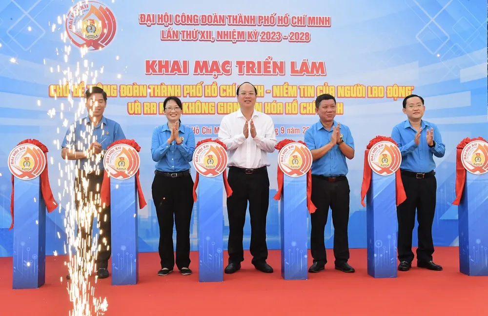 Phó Bí thư Thành ủy TPHCM Nguyễn Hồ Hải cùng lãnh đạo LĐLĐ TPHCM cắt băng khai mạc triển lãm. Ảnh VIỆT DŨNG