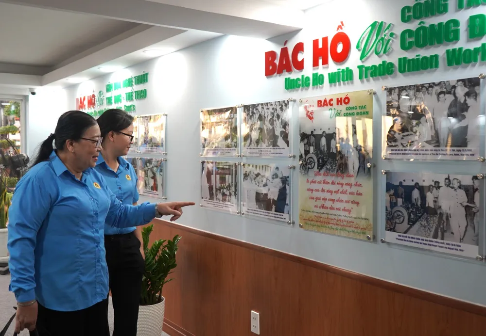 Đoàn viên công đoàn tham quan Không gian Văn hóa Hồ Chí Minh vừa được khánh thành