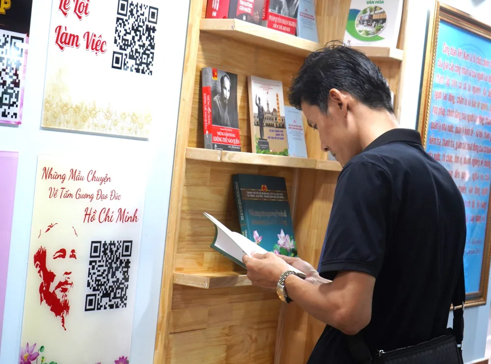 Người dân đến tham quan, đọc sách về cuộc đời Bác Hồ tại Không gian Văn hóa Hồ Chí Minh vừa được khánh thành