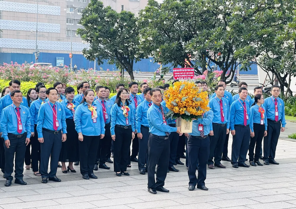 Đoàn đại biểu dâng hoa tại Công viên tượng đài Chủ tịch Hồ Chí Minh