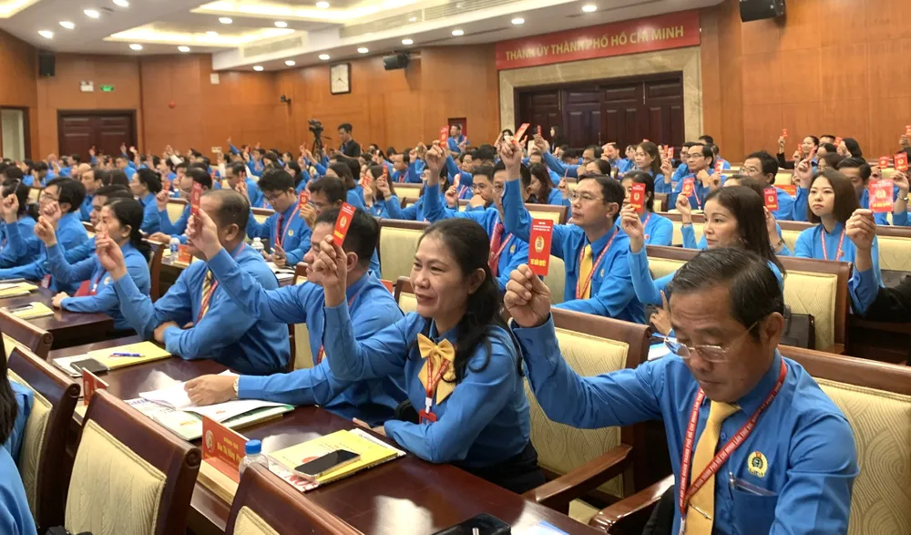 Các đại biểu thông qua biểu quyết bầu Đoàn Chủ tịch tại đại hội