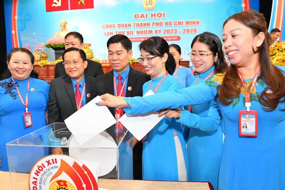 Các đại biểu tiến hành bầu cử các chức danh tại đại hội. Ảnh: VIỆT DŨNG