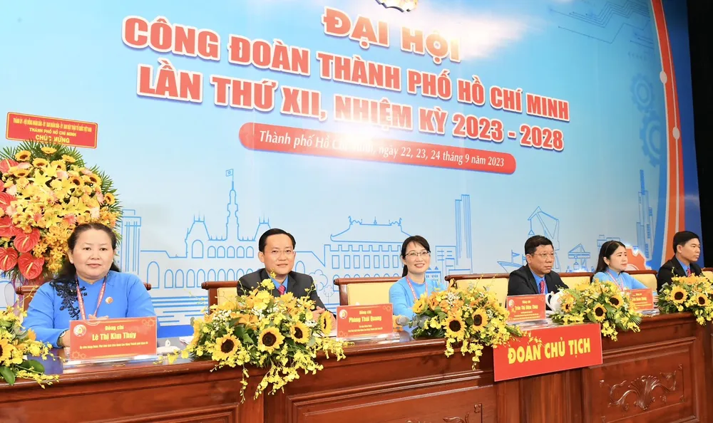 Đoàn Chủ tịch đại hội tại phiên làm việc ngày 23-9. Ảnh: VIỆT DŨNG