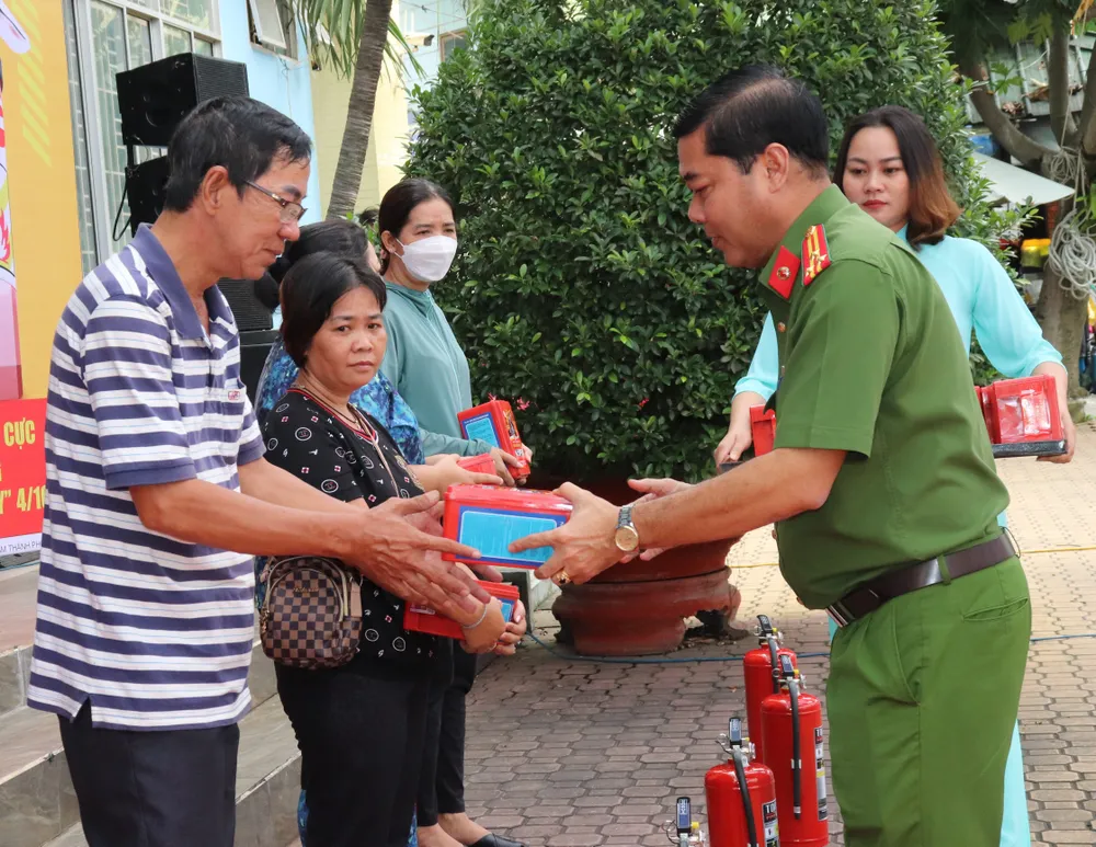 Trưởng Công an quận Phú Nhuận Nguyễn Tuấn Kiệt tặng bình chữa cháy đến người dân Trưởng Công an quận Phú Nhuận Nguyễn Tuấn Kiệt tặng bình chữa cháy đến người dân