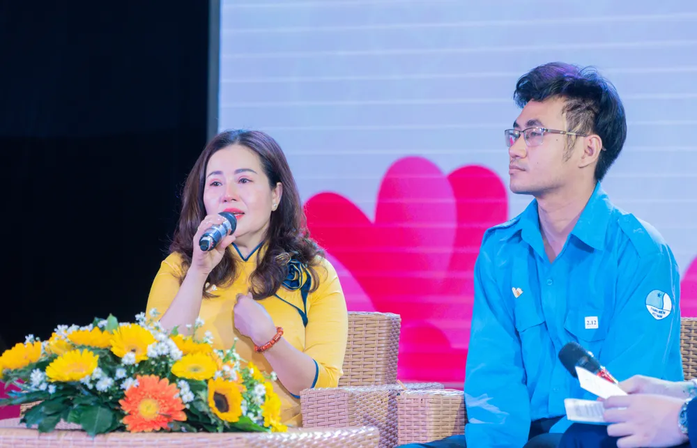 Các gương người con hiếu thảo chia sẻ cảm xúc tại chương trình. Ảnh: CLB Nhiếp ảnh trẻ TPHCM