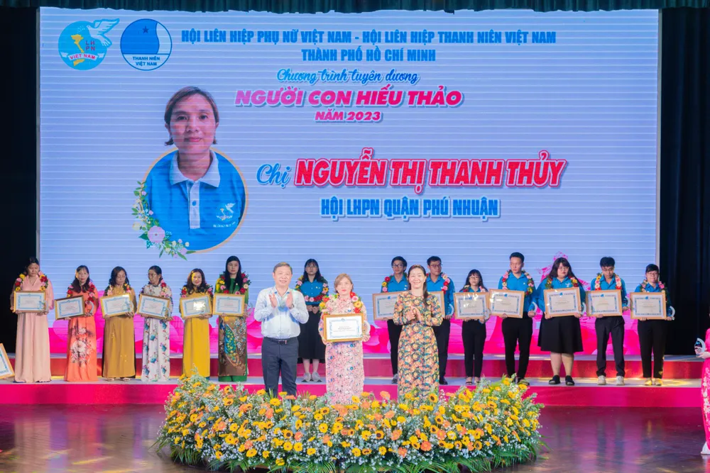 Đồng chí Nguyễn Thị Bạch Mai và đồng chí Dương Anh Đức chúc mừng các gương người con hiếu thảo. Ảnh: CLB Nhiếp ảnh trẻ TPHCM