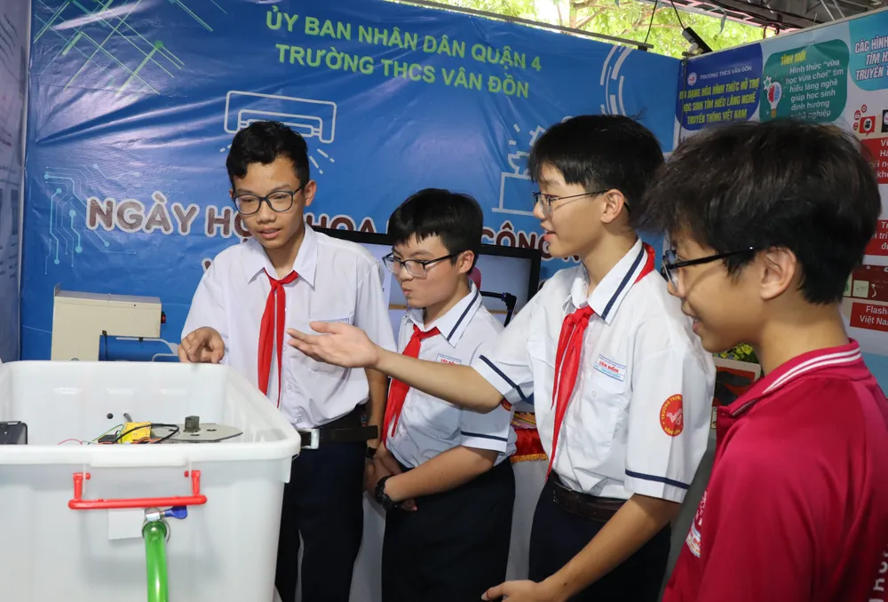 Các em học sinh THCS giới thiệu ứng dụng khoa học công nghệ do chính mình làm ra