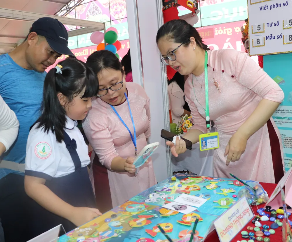 Học sinh và phụ huynh tham quan, trải nghiệm các mô hình thông minh