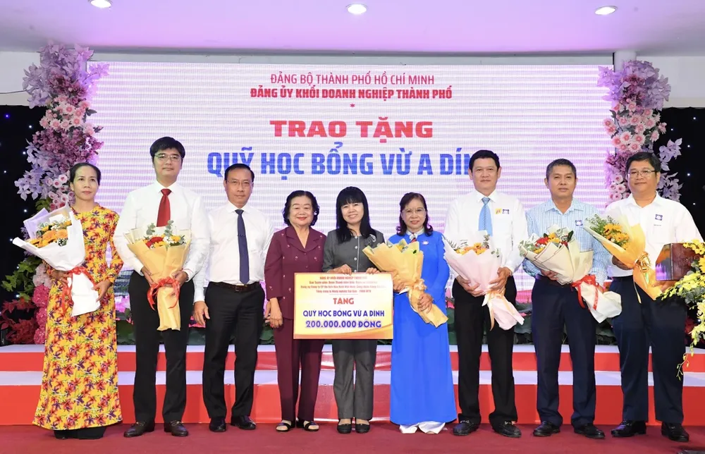 Nguyên Bí thư Trung ương Đảng, nguyên Phó Chủ tịch nước Trương Mỹ Hoa tặng hoa cảm ơn các đơn vị đóng góp đến Quỹ học bổng Vừ A Dính. Ảnh: VIỆT DŨNG