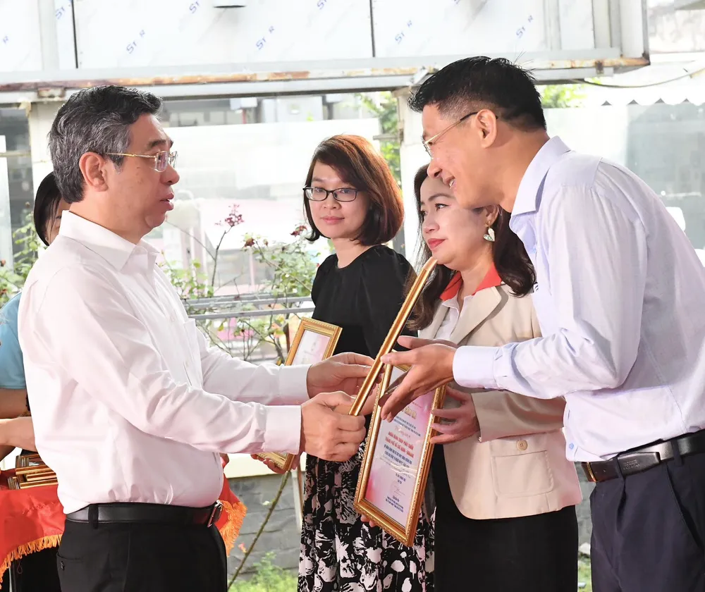 Phó Bí thư Thành ủy TPHCM Nguyễn Phước Lộc trao cảm ơn các đơn vị, cá nhân đóng góp cho Quỹ "Vì người nghèo" thành phố. Ảnh: VIỆT DŨNG