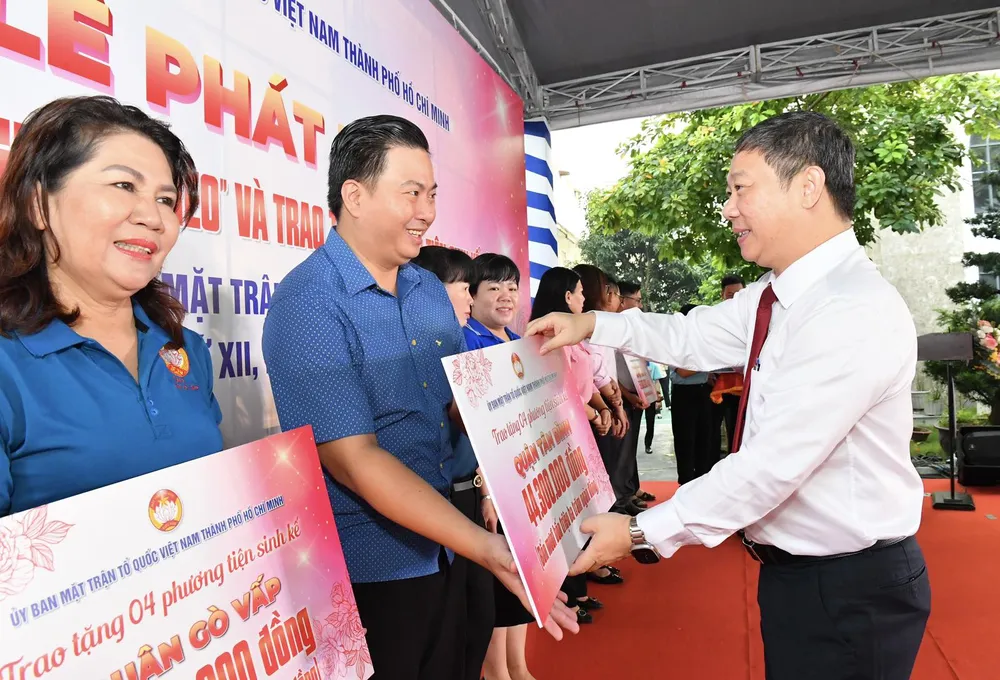 Phó Chủ tịch UBND TPHCM Dương Anh Đức trao hỗ trợ đến đại diện các quận, huyện và TP Thủ Đức. Ảnh: VIỆT DŨNG