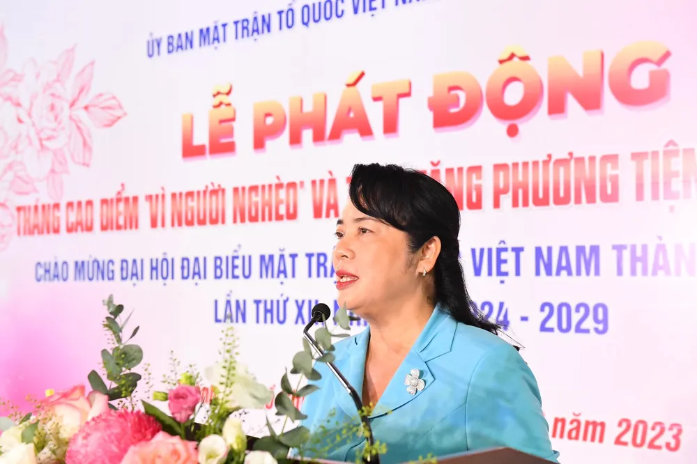 Chủ tịch Ủy ban MTTQ Việt Nam TPHCM Trần Kim Yến phát động tháng cao điểm "Vì người nghèo" năm 2023. Ảnh VIỆT DŨNG